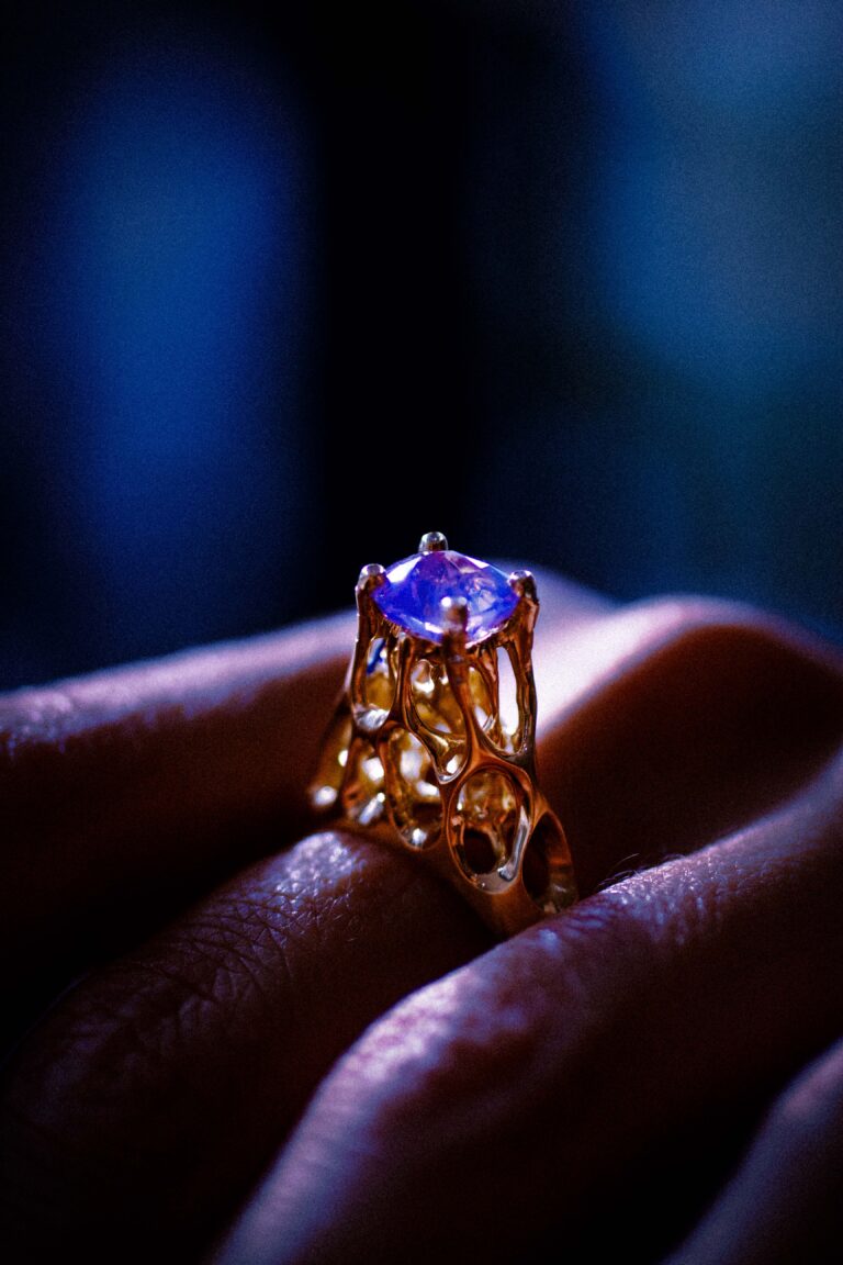 Sticky conscience ring in 18 carat yellow gold with a 2 carat Spinel.