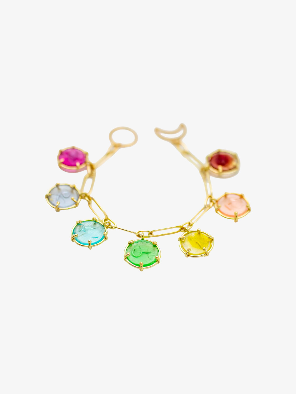 Photography of the Je t'aime bracelet with glass beads.