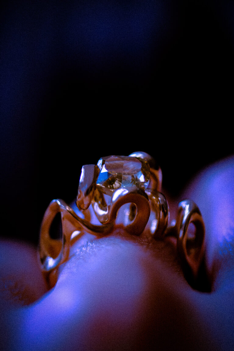 Close up to the Liqua ring in 18 carat gold with a 2 carat diamond.