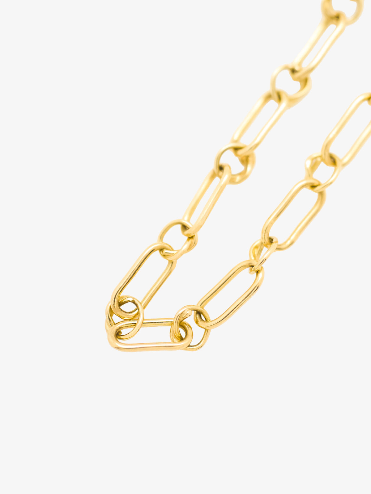 18 K Gold knot Bracelet Diamonds in yellow • LAURE VICTORIA GAURY HIGH JEWELLERY Detail photography of the 18 K Gold knot chain Bracelet in yellow with Diamonds.
