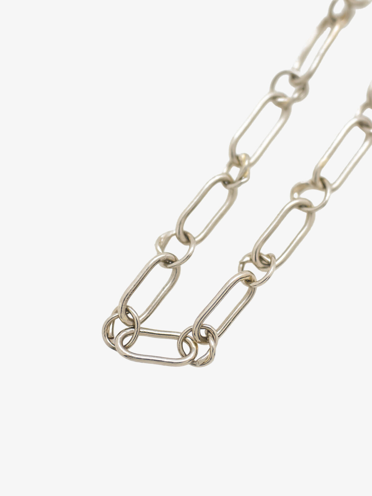 Detail photography of the 18 K Gold knot chain Bracelet in white with Diamond.