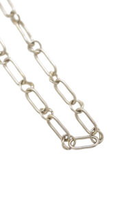 #18-K-Gold-knot-Bracelet-Diamond-white • LAURE VICTORIA GAURY HIGH JEWELLERY Photography of the 18 K Gold knot chain Bracelet in white with Diamond in detail.